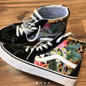 NWOT Women’s size 7 Hawaiian Floral Vans